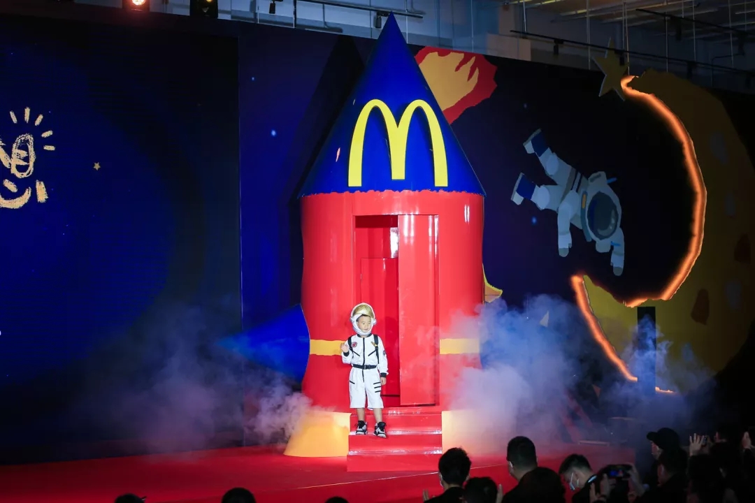 柳州麦当劳中国为孩子“点亮梦想”，带你上天！